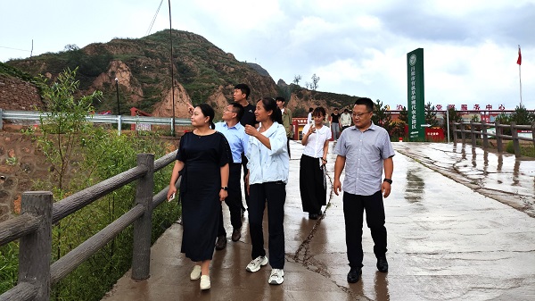 学院领导与调研师生实地走访.jpg