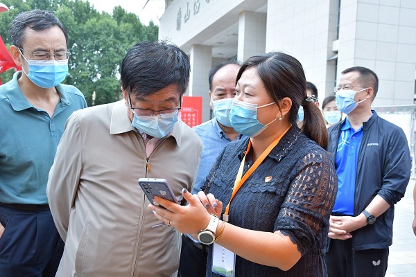 校长吴普特听取贝博官网迎新图片直播情况汇报.jpg
