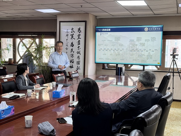 介绍学院情况.jpg